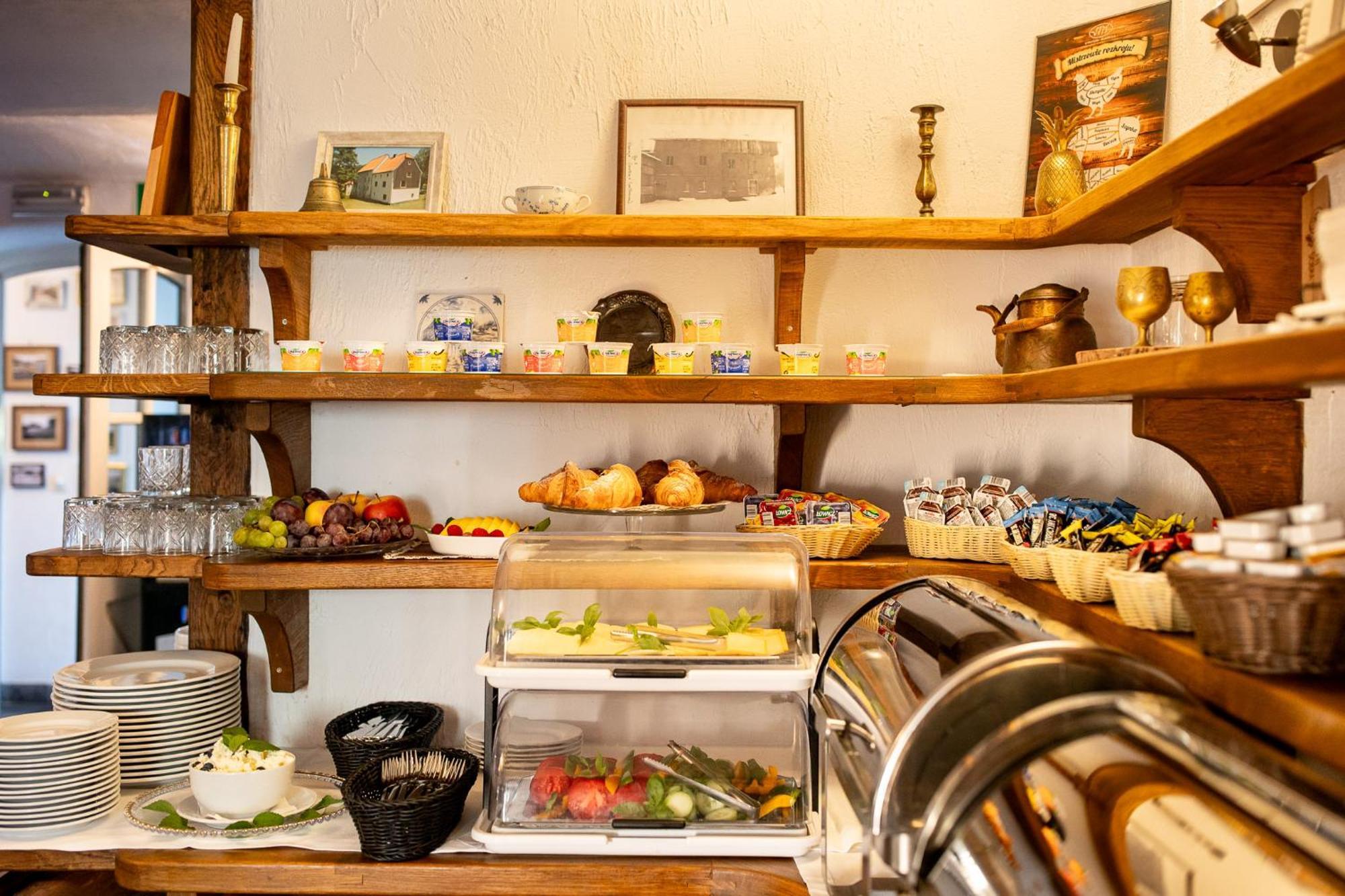 Gosciniec Pod Zajacem Bed & Breakfast Olesnica  Ngoại thất bức ảnh