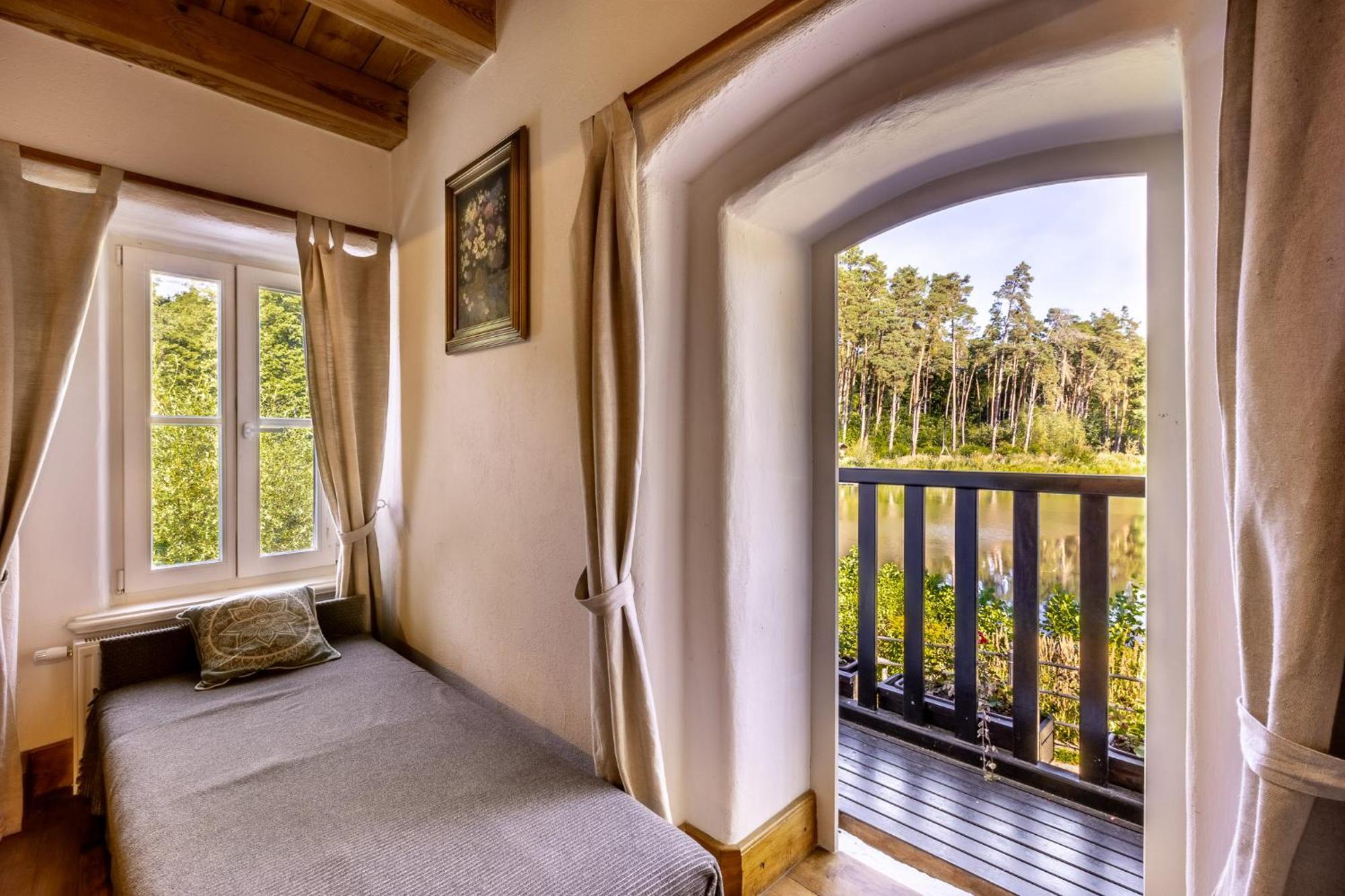 Gosciniec Pod Zajacem Bed & Breakfast Olesnica  Ngoại thất bức ảnh