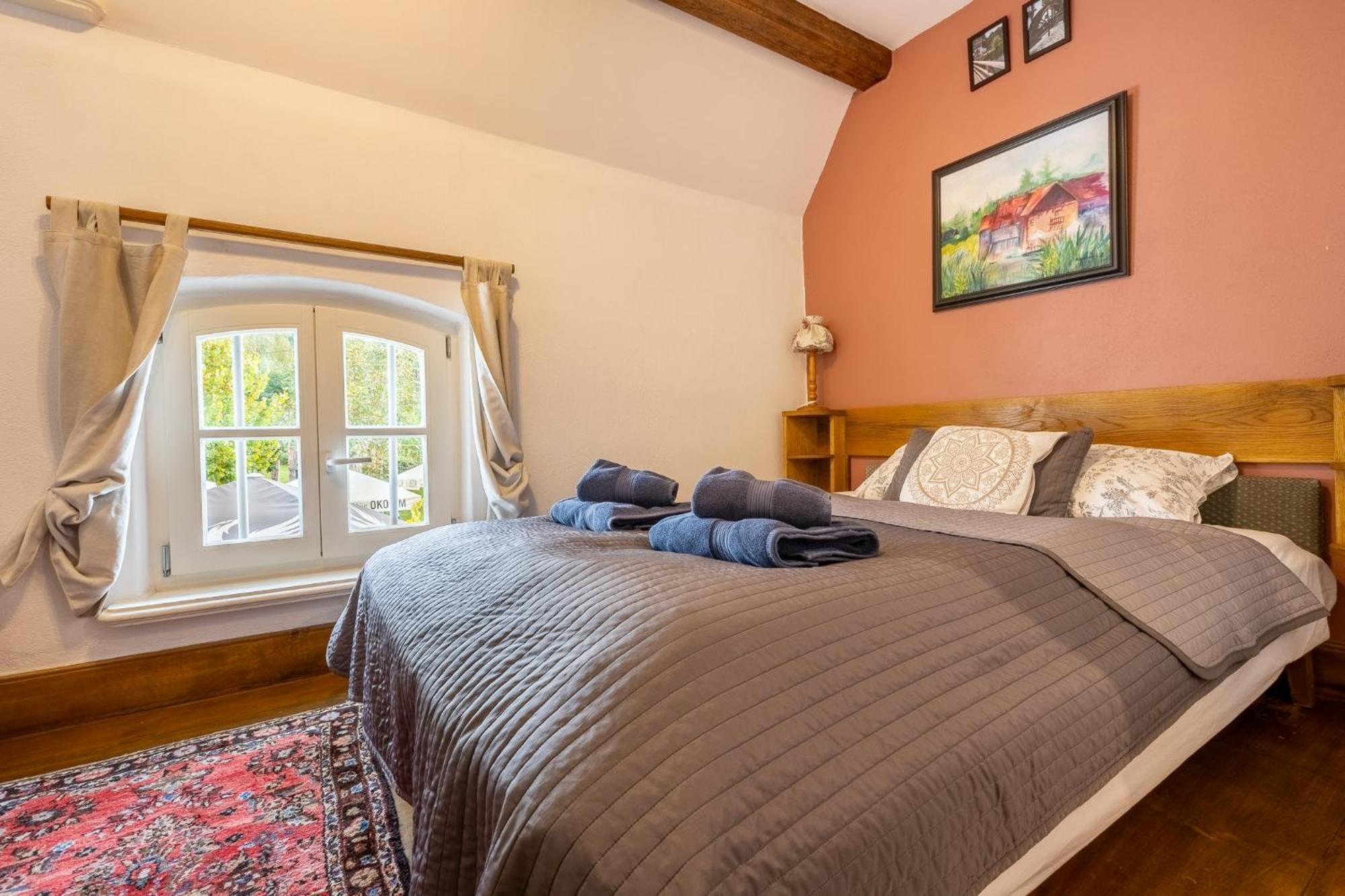 Gosciniec Pod Zajacem Bed & Breakfast Olesnica  Ngoại thất bức ảnh