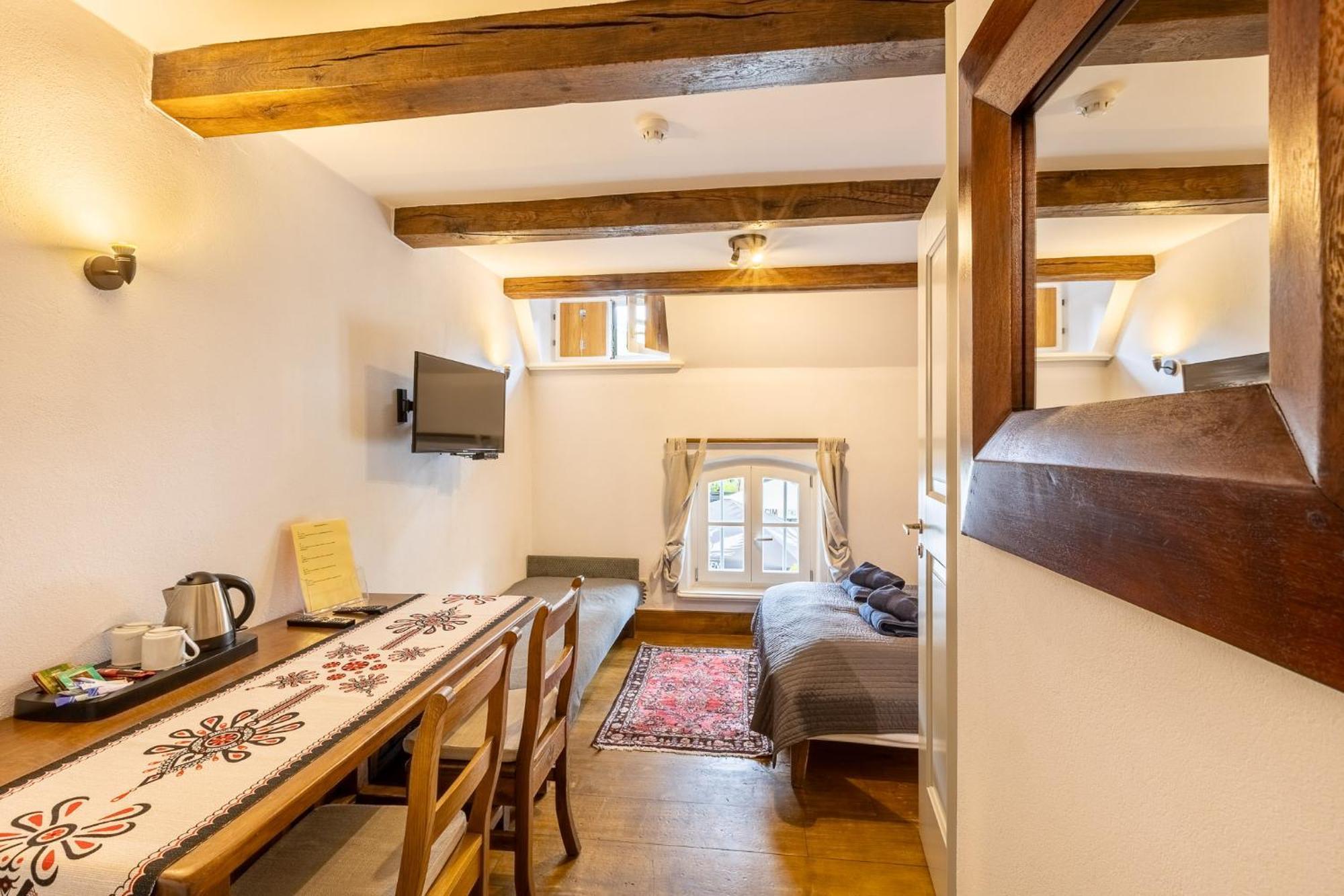 Gosciniec Pod Zajacem Bed & Breakfast Olesnica  Ngoại thất bức ảnh